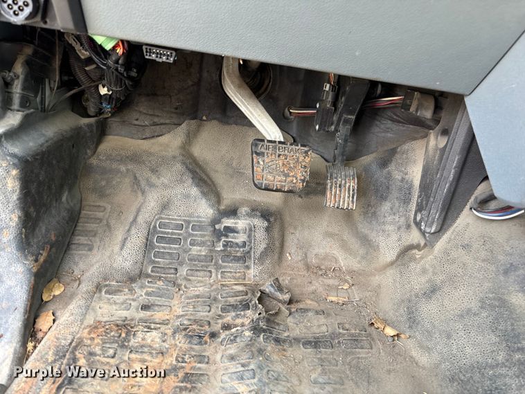 image for item EC8313 2013 Ford F650 chipper truck