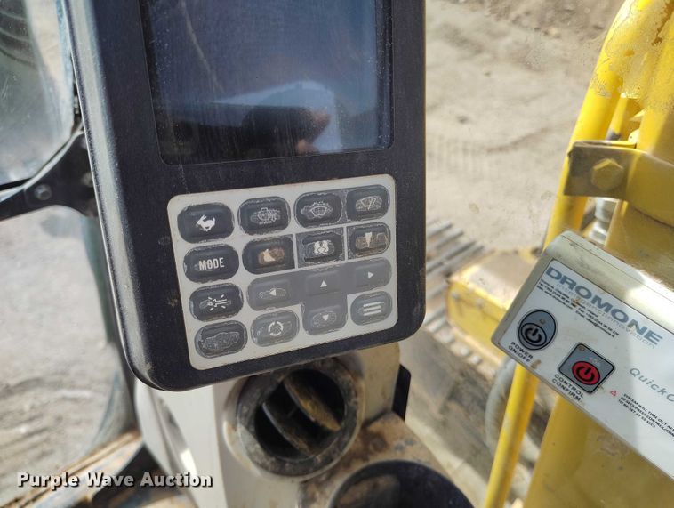 image for item EC8981 2015 Kobelco SK140SRLC-3 mini excavator