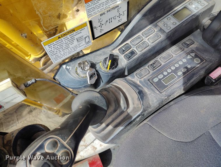 image for item EC8981 2015 Kobelco SK140SRLC-3 mini excavator