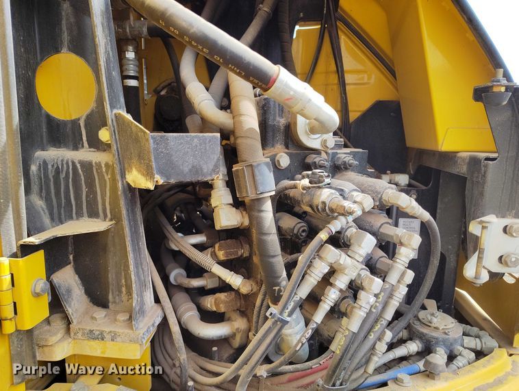 image for item EC8981 2015 Kobelco SK140SRLC-3 mini excavator