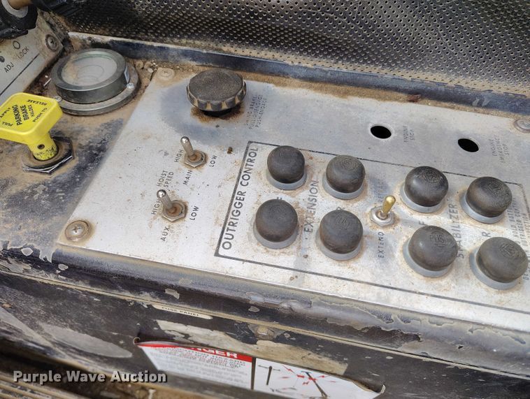 image for item EC8983 1993 Grove RT745 crane