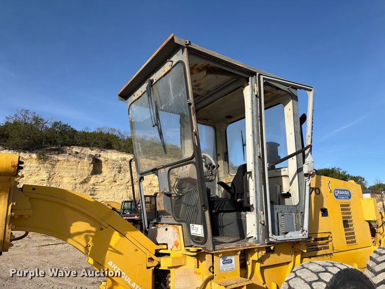 image for item ED5179 2000 New Holland RG170 motor grader