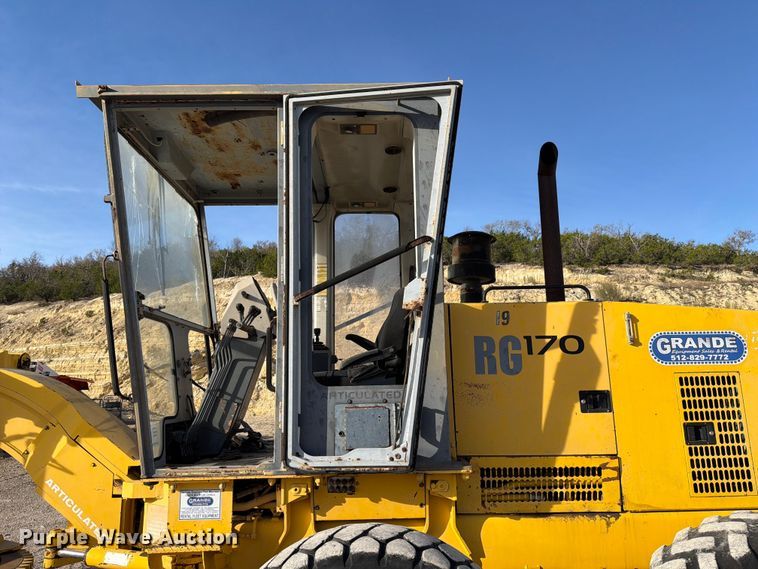 image for item ED5179 2000 New Holland RG170 motor grader
