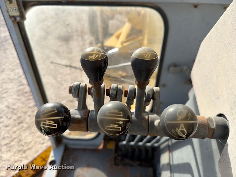 image for item ED5179 2000 New Holland RG170 motor grader