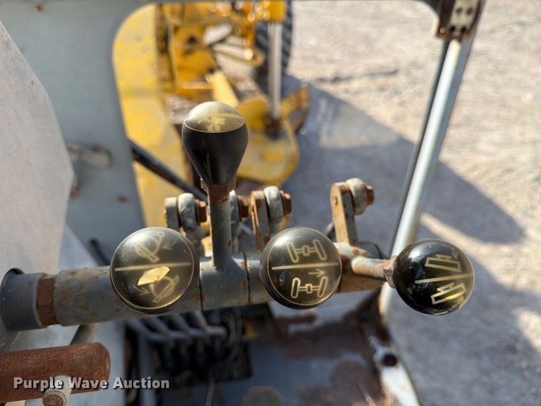 image for item ED5179 2000 New Holland RG170 motor grader