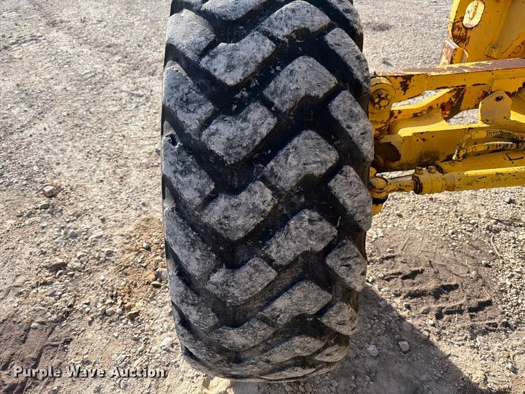 image for item ED5179 2000 New Holland RG170 motor grader