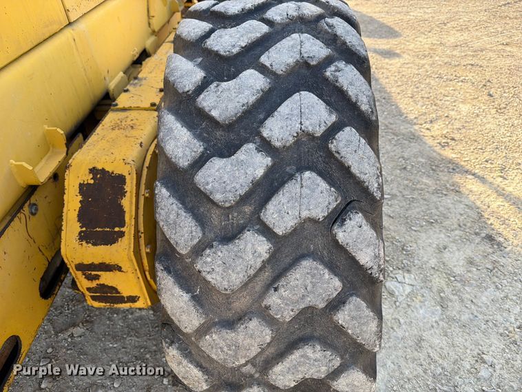 image for item ED5179 2000 New Holland RG170 motor grader