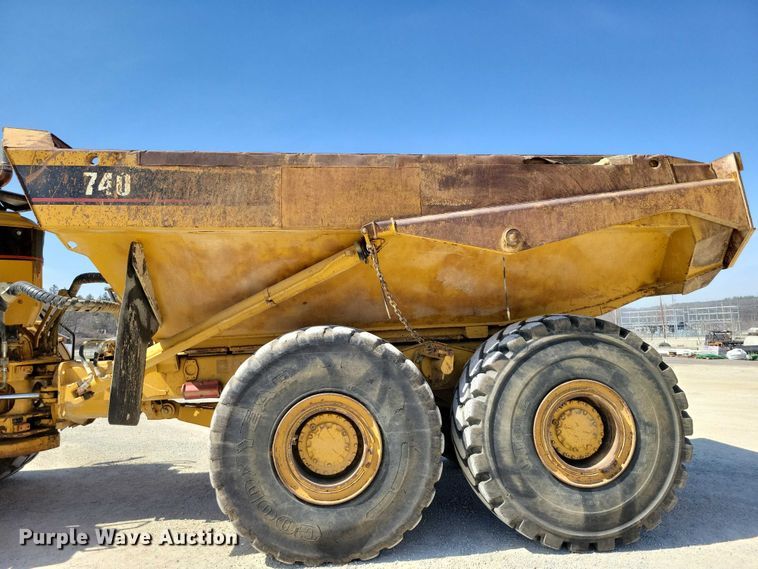 image for item EE0916 2004 Caterpillar 740 articulated haul truck