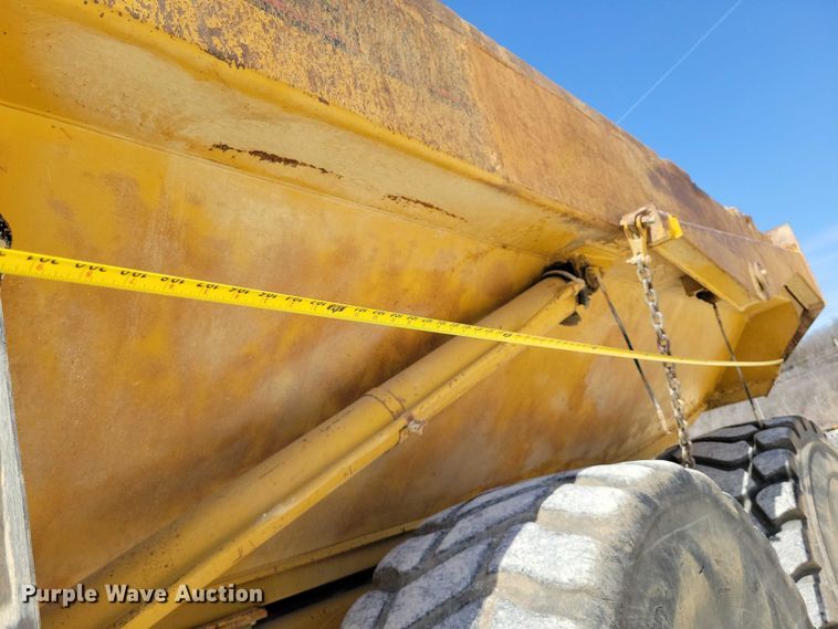 image for item EE0916 2004 Caterpillar 740 articulated haul truck