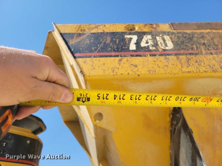 image for item EE0916 2004 Caterpillar 740 articulated haul truck