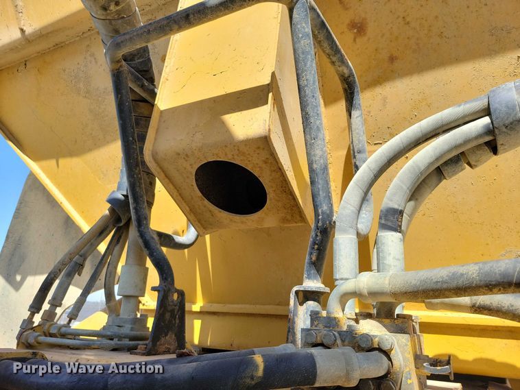 image for item EE0916 2004 Caterpillar 740 articulated haul truck