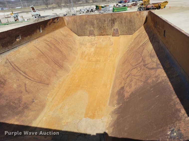 image for item EE0916 2004 Caterpillar 740 articulated haul truck