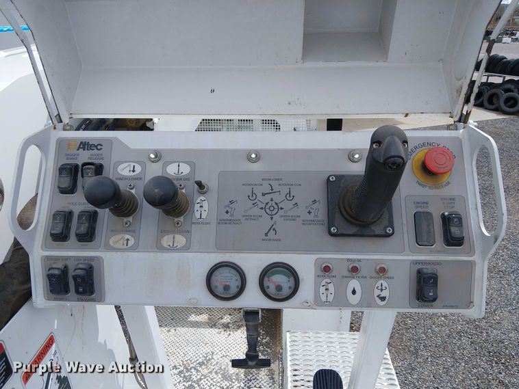 image for item EE5250 2012 International MA035 digger derrick truck