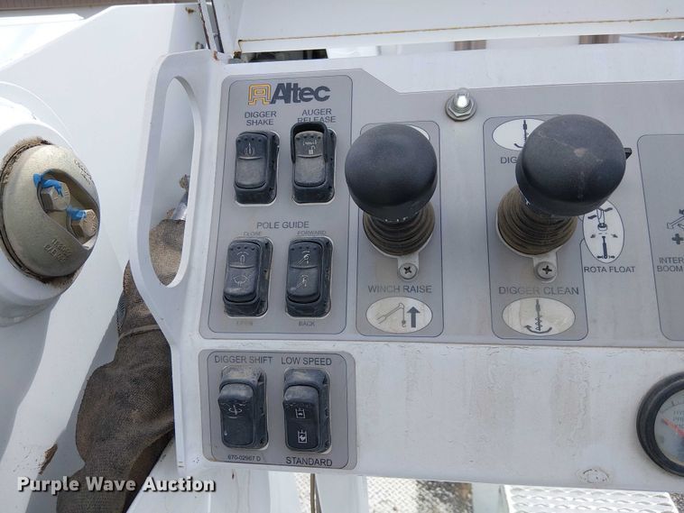 image for item EE5250 2012 International MA035 digger derrick truck