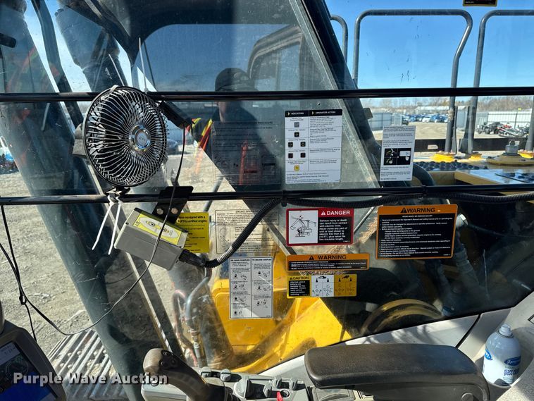 image for item EF6073 2014 John Deere 250G LC excavator