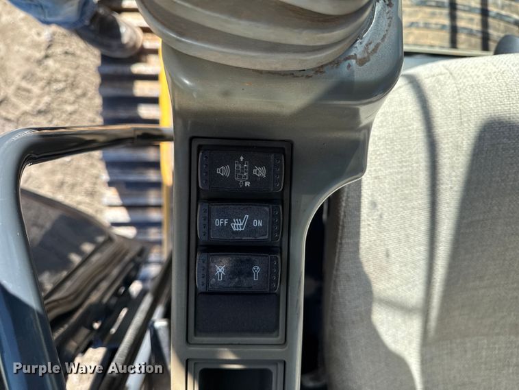 image for item EF6073 2014 John Deere 250G LC excavator