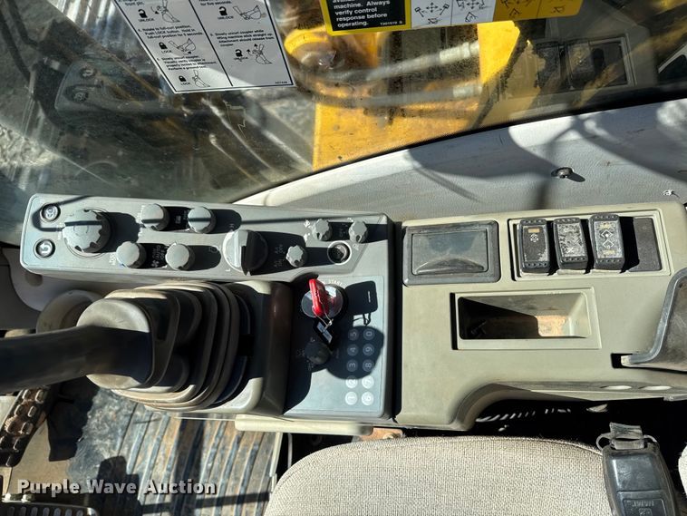 image for item EF6073 2014 John Deere 250G LC excavator