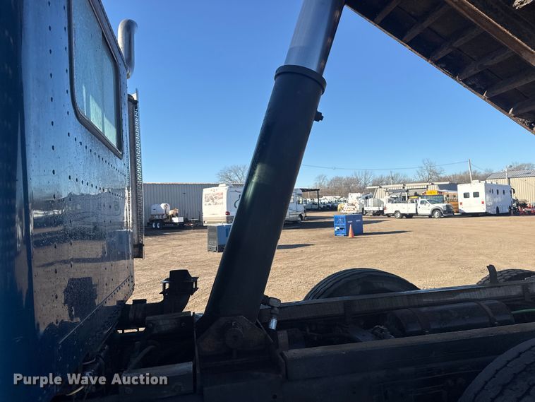 image for item EG2061 2000 Freightliner Classic dump truck