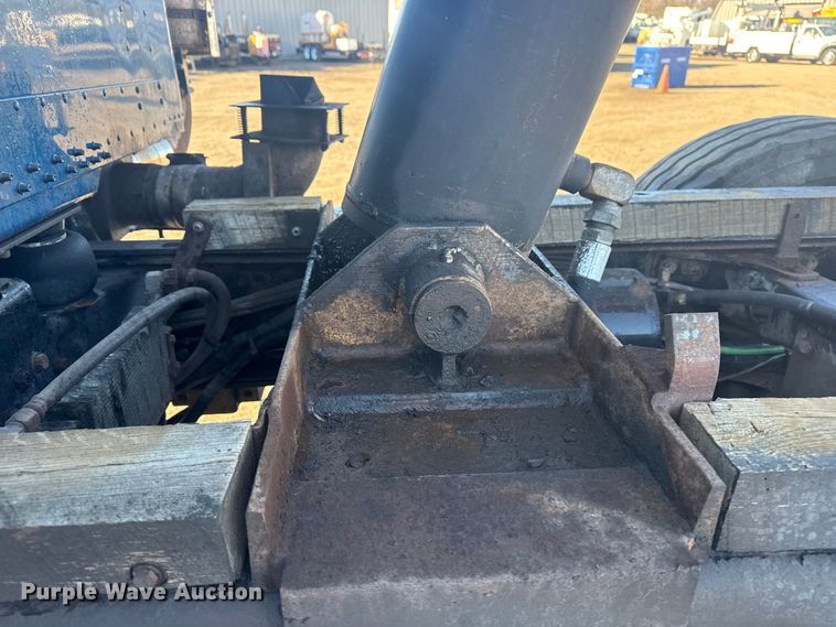 image for item EG2061 2000 Freightliner Classic dump truck