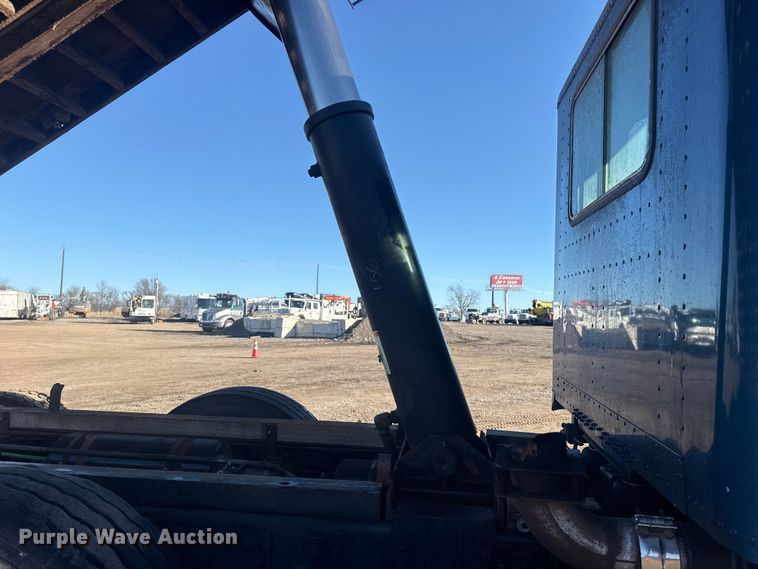 image for item EG2061 2000 Freightliner Classic dump truck