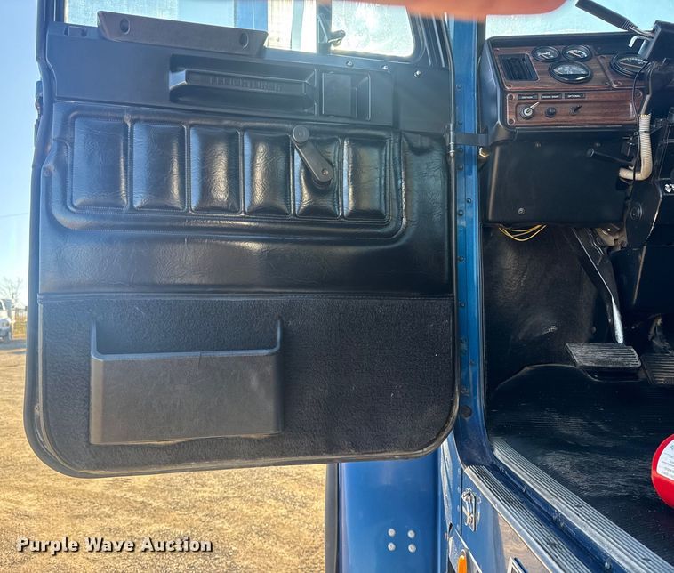 image for item EG2061 2000 Freightliner Classic dump truck