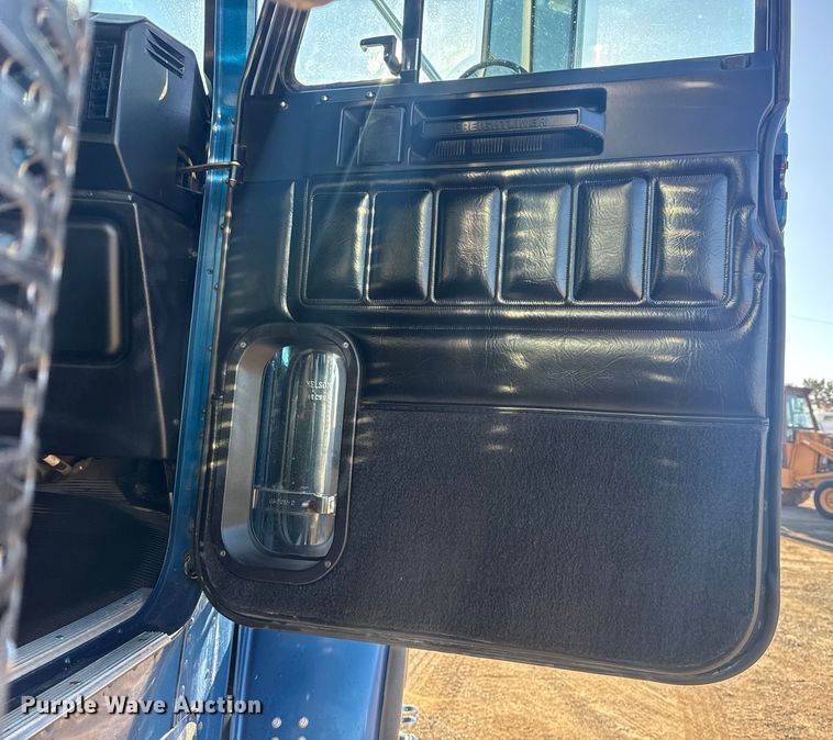 image for item EG2061 2000 Freightliner Classic dump truck