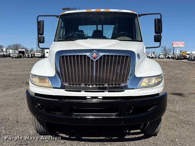 image for item EG2156 2018 International 4300 flatbed truck