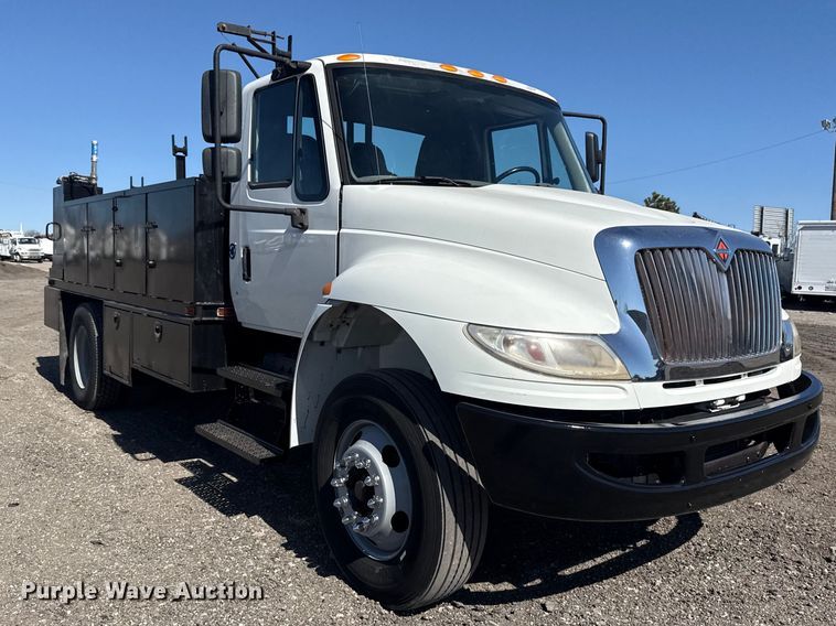 image for item EG2156 2018 International 4300 flatbed truck