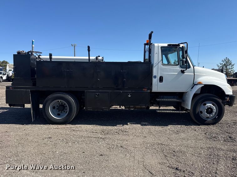 image for item EG2156 2018 International 4300 flatbed truck