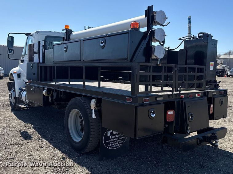 image for item EG2156 2018 International 4300 flatbed truck