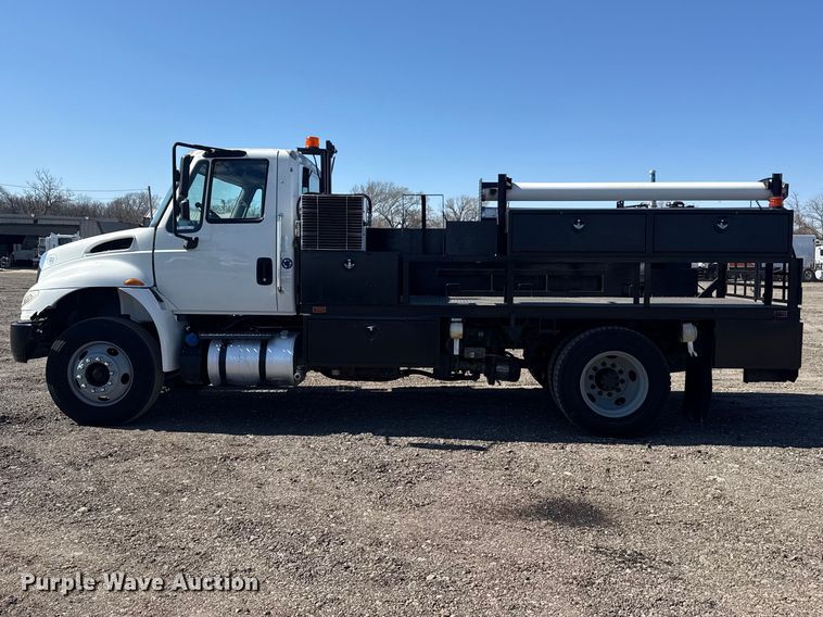 image for item EG2156 2018 International 4300 flatbed truck