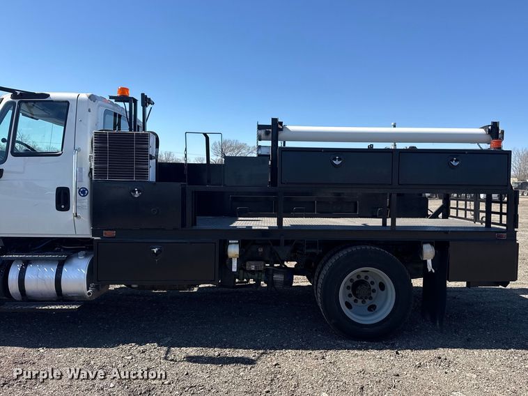 image for item EG2156 2018 International 4300 flatbed truck