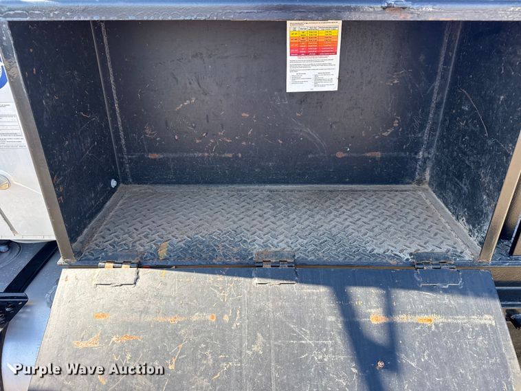 image for item EG2156 2018 International 4300 flatbed truck