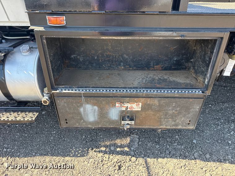 image for item EG2156 2018 International 4300 flatbed truck