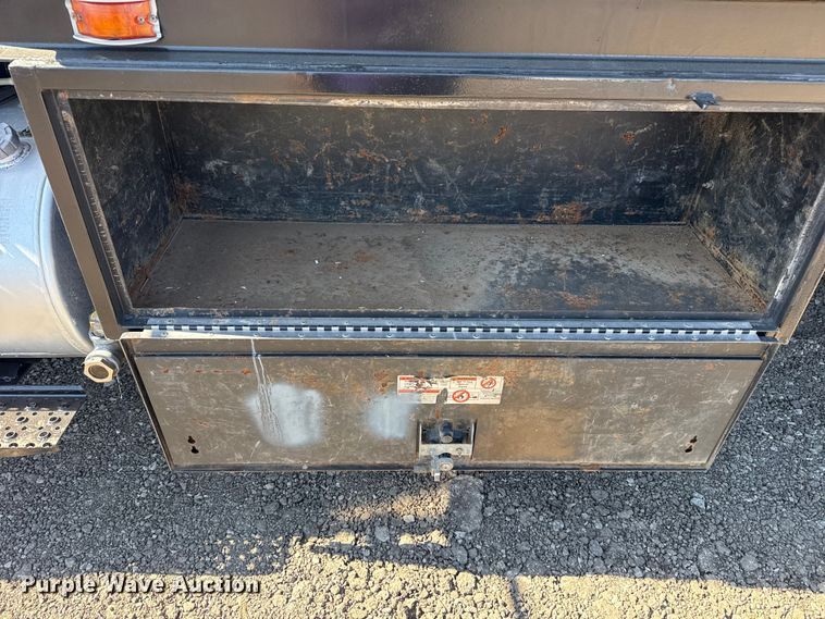 image for item EG2156 2018 International 4300 flatbed truck