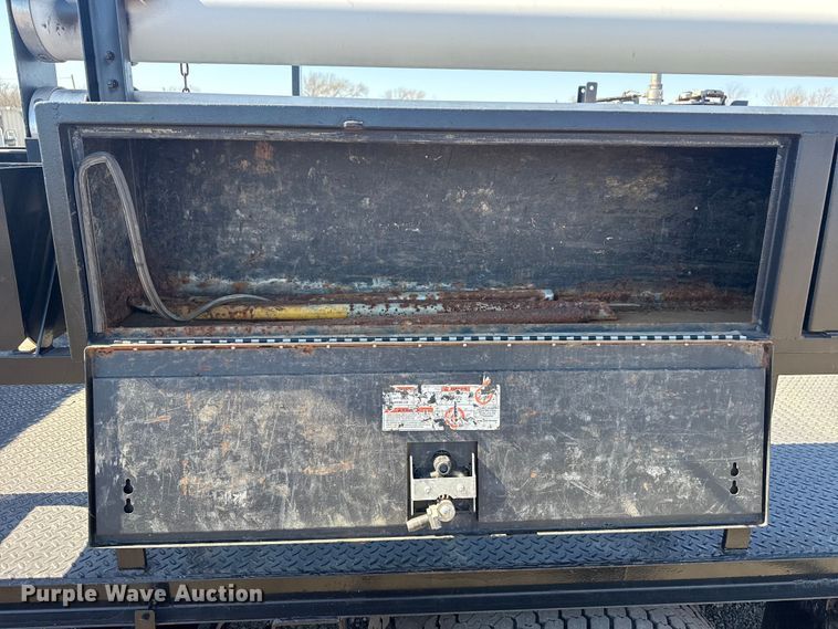 image for item EG2156 2018 International 4300 flatbed truck