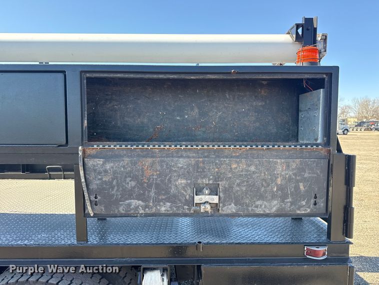 image for item EG2156 2018 International 4300 flatbed truck