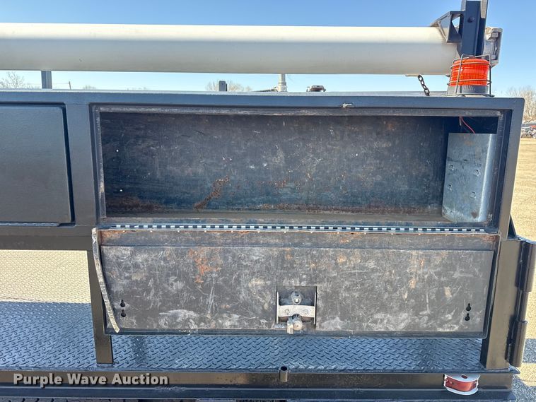 image for item EG2156 2018 International 4300 flatbed truck