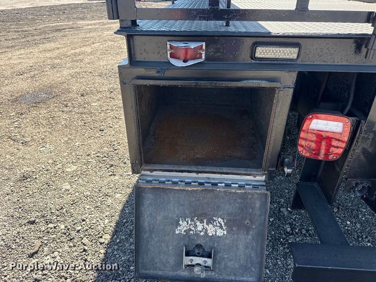 image for item EG2156 2018 International 4300 flatbed truck