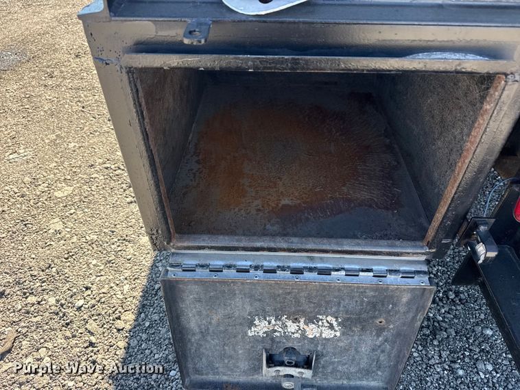 image for item EG2156 2018 International 4300 flatbed truck