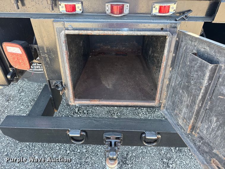 image for item EG2156 2018 International 4300 flatbed truck