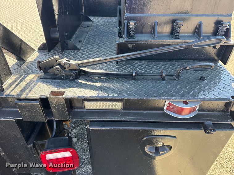 image for item EG2156 2018 International 4300 flatbed truck