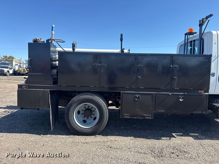 image for item EG2156 2018 International 4300 flatbed truck