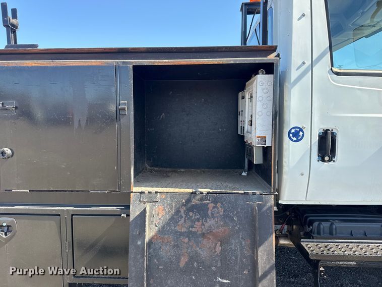 image for item EG2156 2018 International 4300 flatbed truck