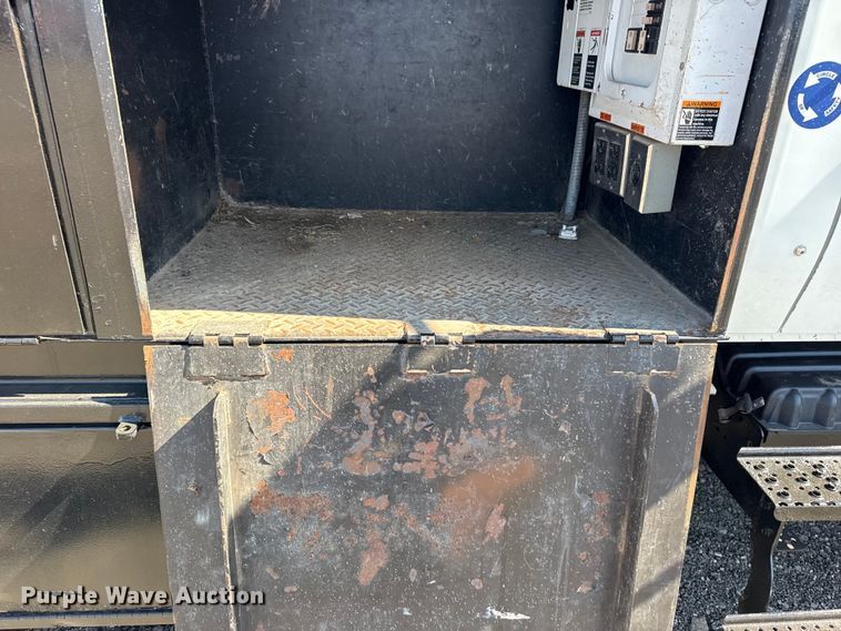 image for item EG2156 2018 International 4300 flatbed truck