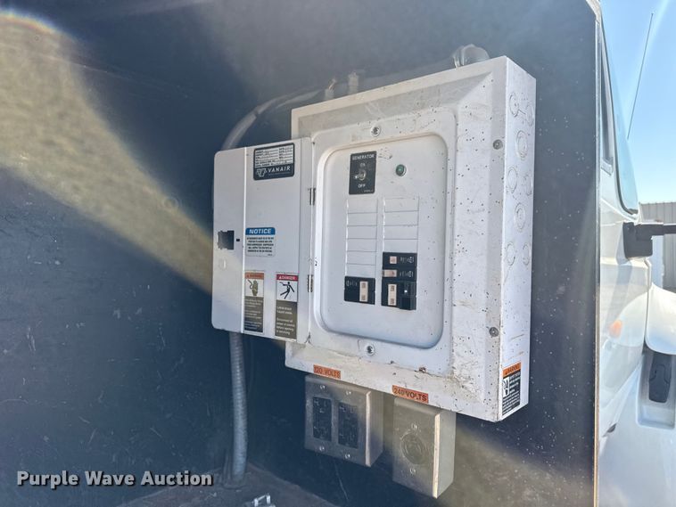 image for item EG2156 2018 International 4300 flatbed truck