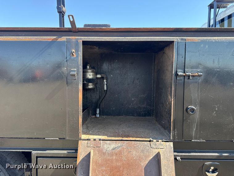 image for item EG2156 2018 International 4300 flatbed truck