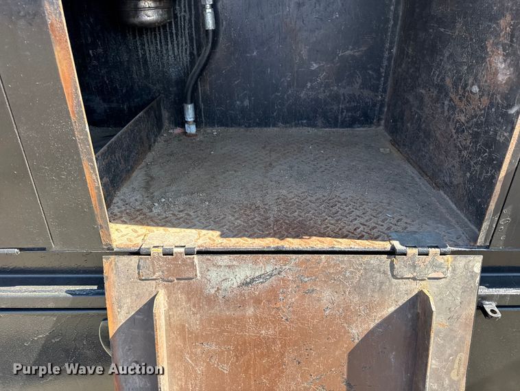 image for item EG2156 2018 International 4300 flatbed truck