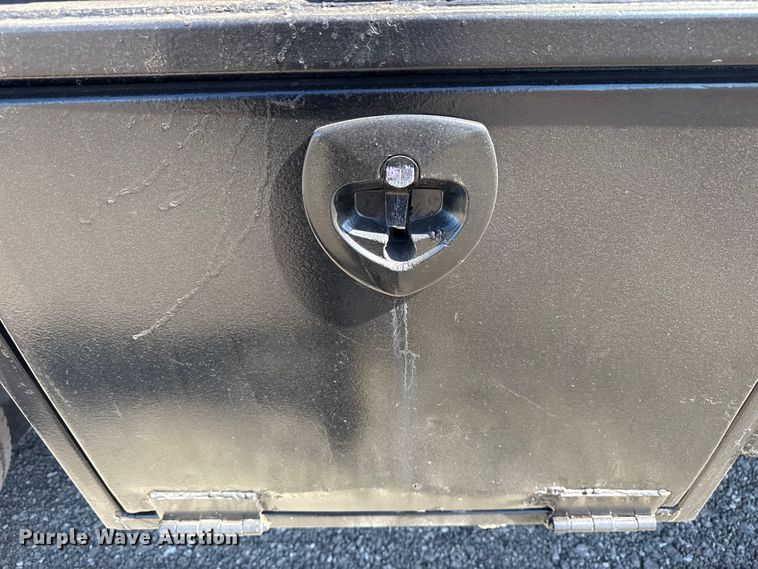 image for item EG2156 2018 International 4300 flatbed truck