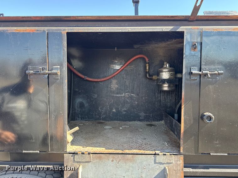 image for item EG2156 2018 International 4300 flatbed truck